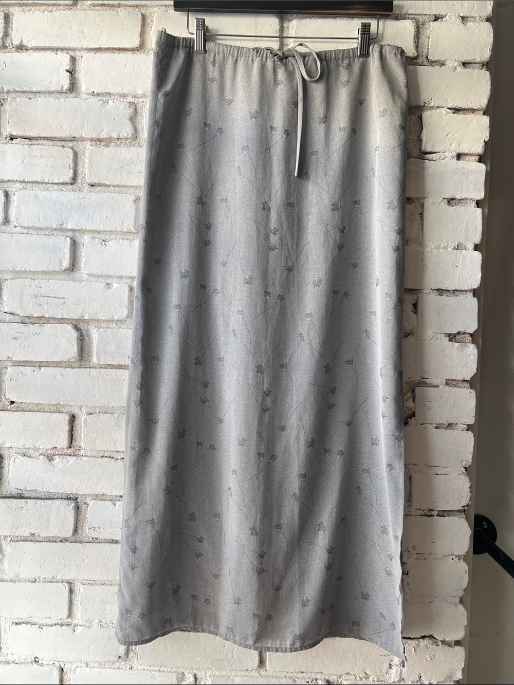 90s vintage light grey skirt with falling flower pattern tie waistband with slit